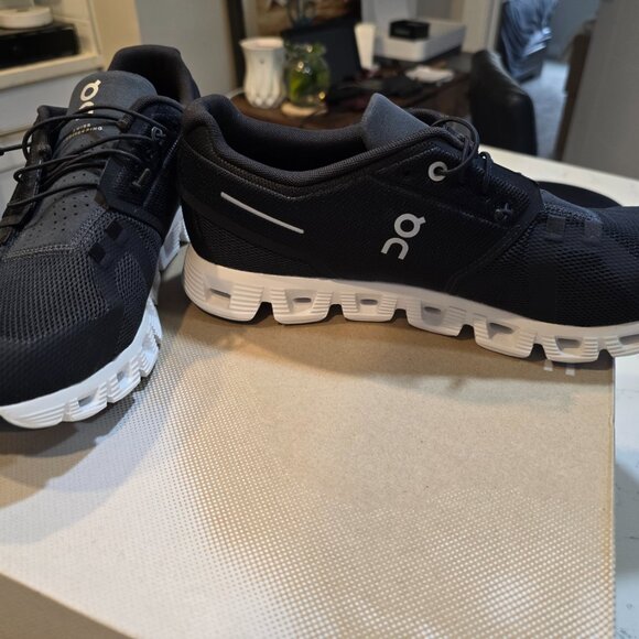 On Cloud 5 (Black/White) - Mens Size 11 NEW - SKU 59.98919 - Running - Hiking - Picture 4 of 11